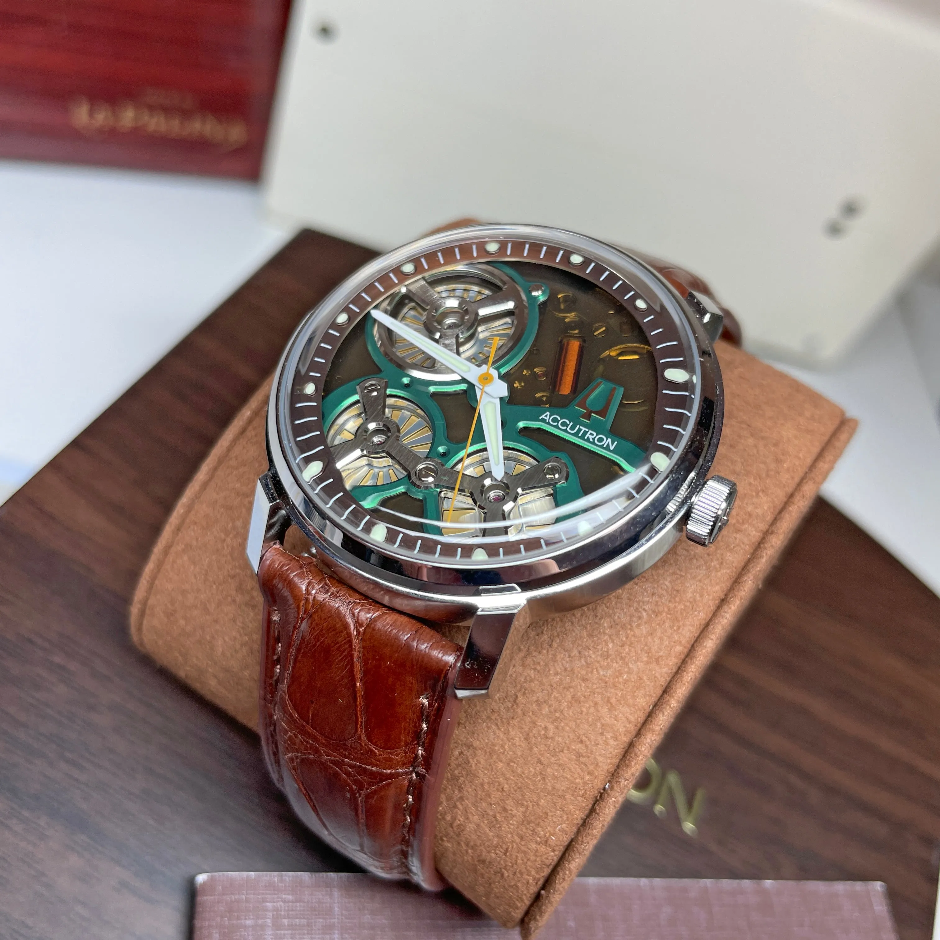 Accutron Spaceview 2020 La Palina Edition Brown Watch 2ES6A007 with Cigar Humidor Set