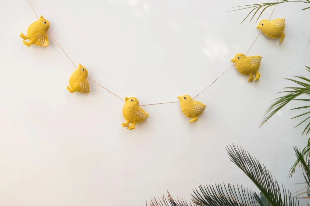 De Kulture Handmade Premium Wool Felt Easter Chicks Garland Eco Friendly Eastertide Wall Hanging Home Office Wedding Party Holiday Decoration Banner 48 Inches