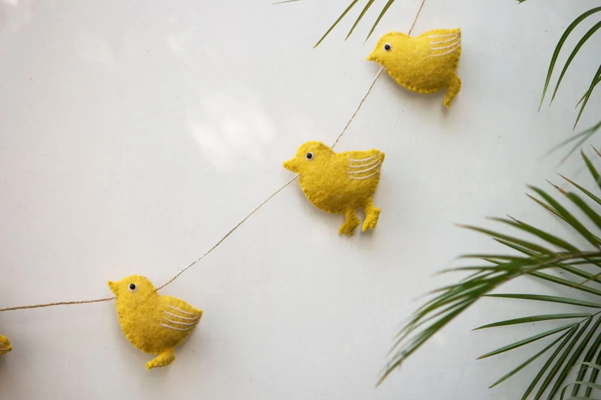 De Kulture Handmade Premium Wool Felt Easter Chicks Garland Eco Friendly Eastertide Wall Hanging Home Office Wedding Party Holiday Decoration Banner 48 Inches