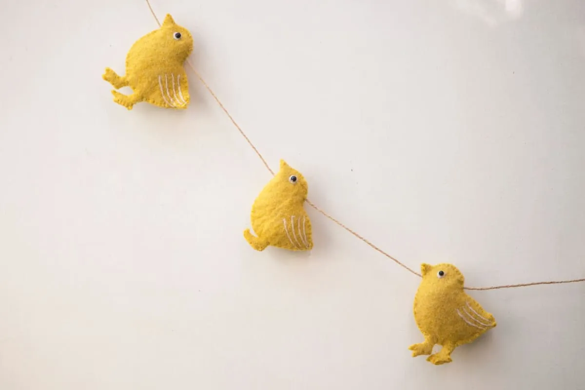 De Kulture Handmade Premium Wool Felt Easter Chicks Garland Eco Friendly Eastertide Wall Hanging Home Office Wedding Party Holiday Decoration Banner 48 Inches